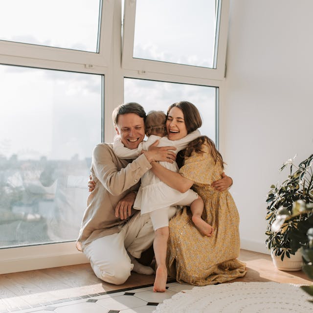 Familia feliz con su seguro de vida