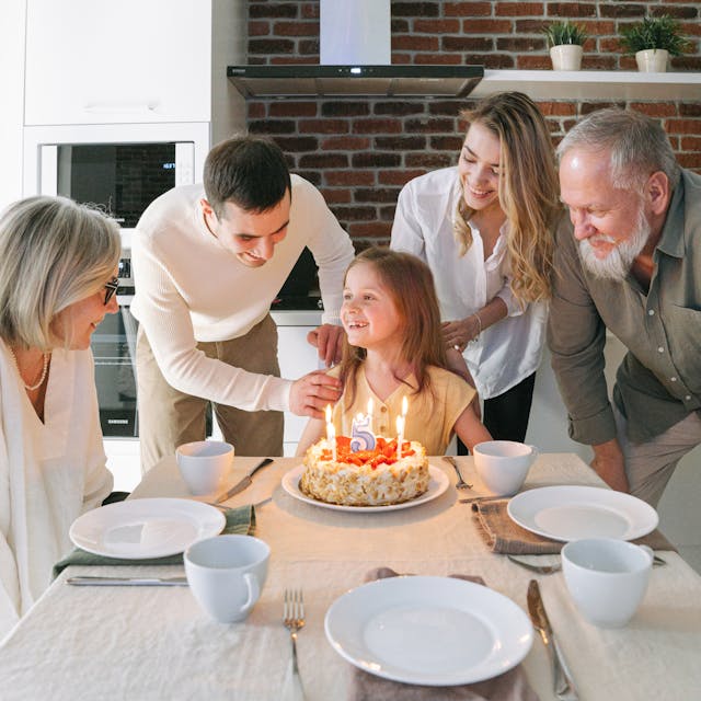Familia feliz con sus seguros de salud